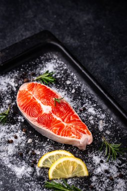 Çiğ somon, biberiye ve limonlu.