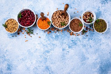 Çeşitli baklagillerin karışımı. Fasulye, mercimek, soya fasulyesi, bezelye ve nohut.