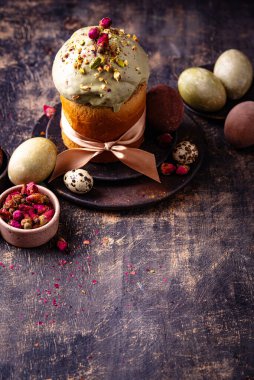 Geleneksel geleneksel paskalya pastası kulich ve şam fıstığı.