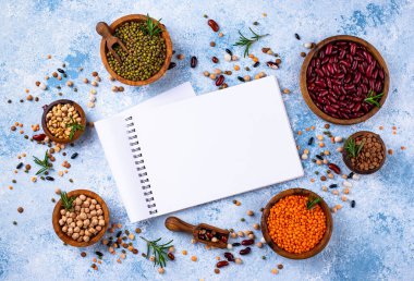 Çeşitli baklagillerin karışımı. Fasulye, mercimek, soya fasulyesi, bezelye ve nohut.