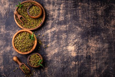 Siyah arka planda pişmemiş fasulye kasesi.