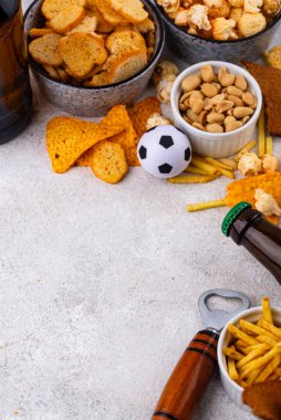 Bira ve farklı atıştırmalıklar. Superbowl ya da futbol partisi için aperatifler