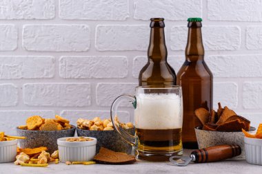 Bira ve farklı atıştırmalıklar. Superbowl ya da futbol partisi için aperatifler