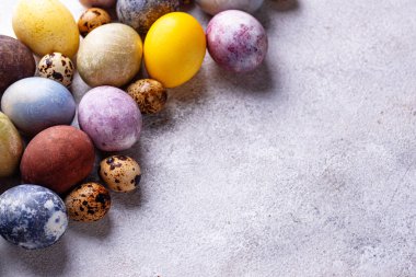 Renkli Paskalya yumurtaları doğal boyayla boyanır