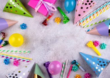 Kağıt şapka, balon, saman ve mum ile doğum günü partisi konsepti