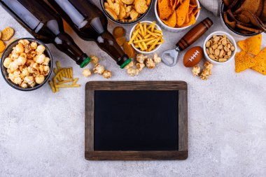 Bira ve farklı atıştırmalıklar. Superbowl ya da futbol partisi için aperatifler