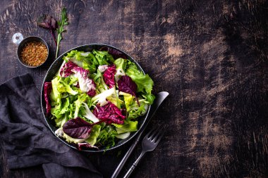 Bir kase taze yeşil salata karışımı. Sağlıklı yemek.