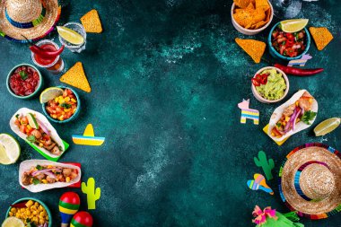 Geleneksel Meksika yemeği tacoları, nachos, salsa ve guacamole ile Cinco de Mayo kavramı