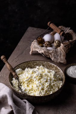 Süzme peynir ya da kahverengi arka planda kaymak.