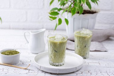 Buzlu, sütlü, kibrit yeşil çay.