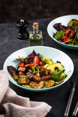 Ketogenik diyet. Tofu ve avokado ile sağlıklı vejetaryen keto salatası