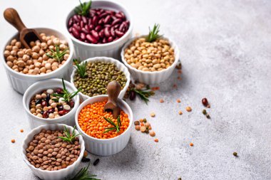 Çeşitli baklagillerin karışımı. Fasulye, mercimek, soya fasulyesi, bezelye ve nohut.