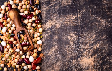 Çeşitli baklagillerin karışımı. Fasulye, mercimek, soya fasulyesi, bezelye ve nohut.