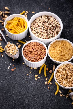 Glütensiz mısır gevreği ve inleme. Pirinç, karabuğday, mercimek, nohut ve kinoa.