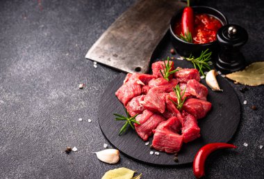 Gulaş pişirmek için taze çiğ et ve malzemeler.