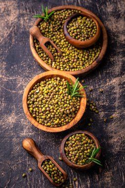 Siyah arka planda pişmemiş fasulye kasesi.