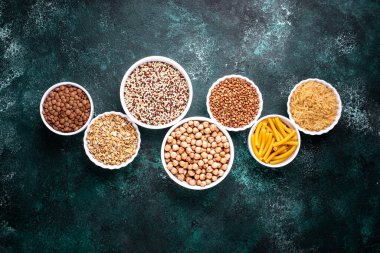 Glütensiz mısır gevreği ve inleme. Pirinç, karabuğday, mercimek, nohut ve kinoa.