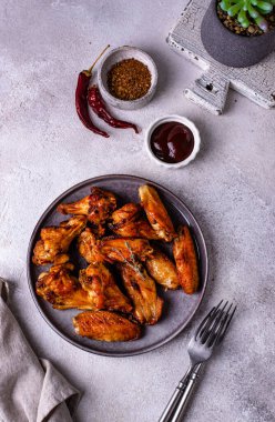 Fırınlanmış baharatlı tavuk kanadı ve sos.