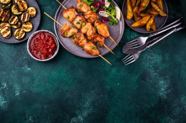 Kızarmış tavuk şiş sebzeli kebap.