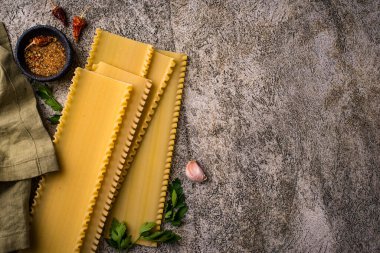 Koyu arkaplanda pişmemiş çiğ lazanya.