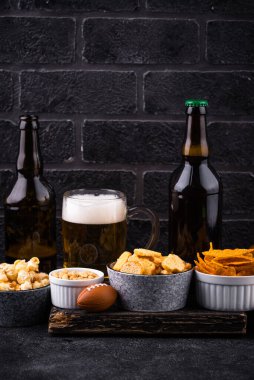 Bira ve farklı atıştırmalıklar. Superbowl ya da futbol partisi için aperatifler