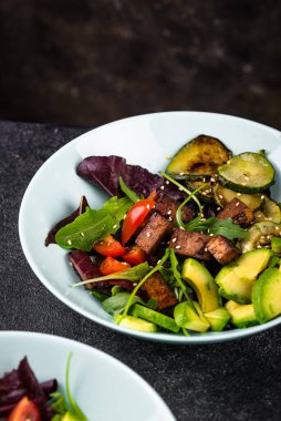 Ketogenik diyet. Tofu ve avokado ile sağlıklı vejetaryen keto salatası