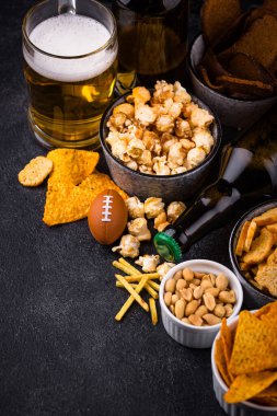 Bira ve farklı atıştırmalıklar. Superbowl ya da futbol partisi için aperatifler