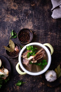 Kaynamış kemik suyu ya da etli et suyu. Kolajen kaynağı