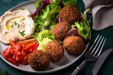 Humus, falafel ve sebzeli sağlıklı vejetaryen salatası.