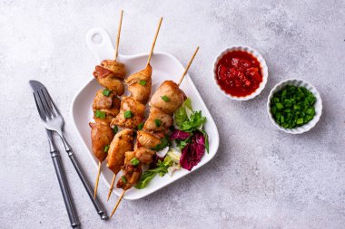 Kızarmış tavuk şiş sebzeli kebap.