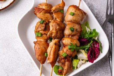 Kızarmış tavuk şiş sebzeli kebap.
