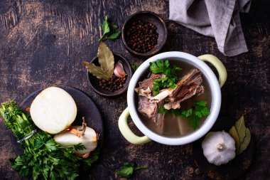 Kaynamış kemik suyu ya da etli et suyu. Kolajen kaynağı