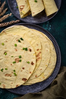 Lavaş düz ekmek ya da yeşil arkaplanda jiroskop