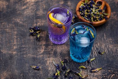 Soğuk mavi ve mor çay Limon ve buzlu Kelebek bezelyesi
