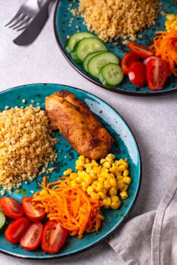 Dengeli diyet. Tavuk, bulguru ve sebzeli sağlıklı yemek tabağı..