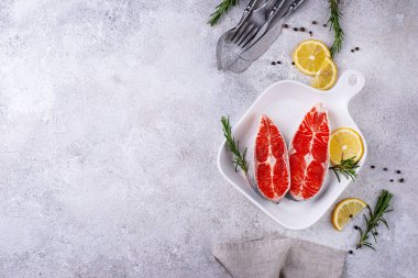 Çiğ somon, biberiye ve limonlu.