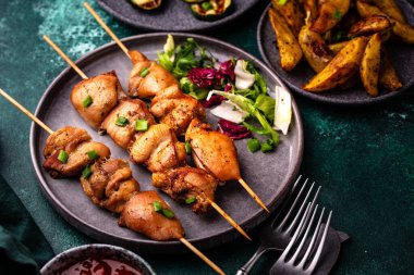 Kızarmış tavuk şiş sebzeli kebap.