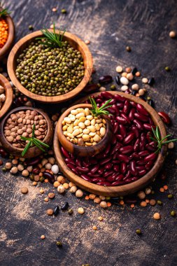 Çeşitli baklagillerin karışımı. Fasulye, mercimek, soya fasulyesi, bezelye ve nohut.