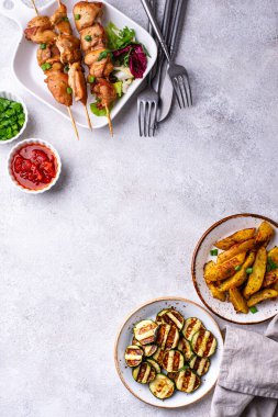 Kızarmış tavuk şiş sebzeli kebap.