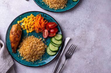 Dengeli diyet. Tavuk, bulguru ve sebzeli sağlıklı yemek tabağı..