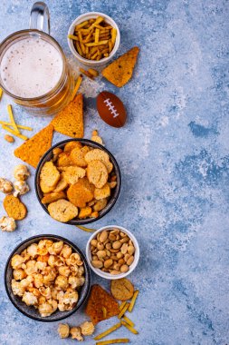 Bira ve farklı atıştırmalıklar. Superbowl ya da futbol partisi için aperatifler