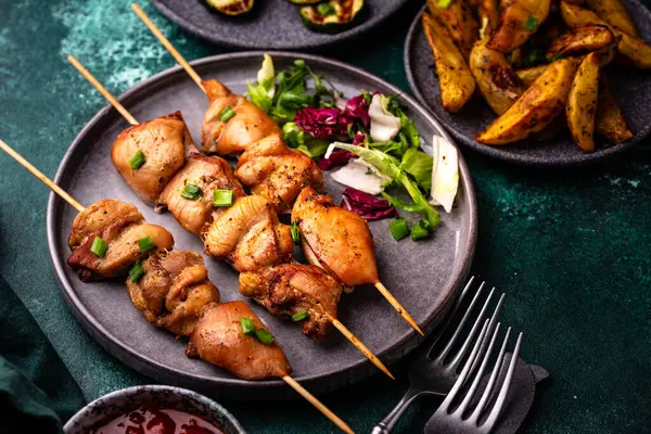 Kızarmış tavuk şiş sebzeli kebap.