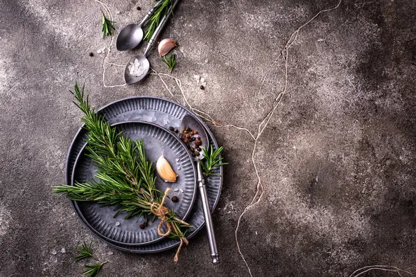 Biberiye, sarımsak, tuz ve biber. Mutfak arka planı.