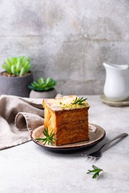 Küp şeklinde kruvasan. Modern moda tatlı.