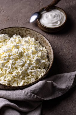 Süzme peynir ya da kahverengi arka planda kaymak.