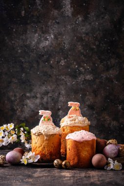 Ortodoks Hıristiyan Paskalya pastası kulich ve yumurta