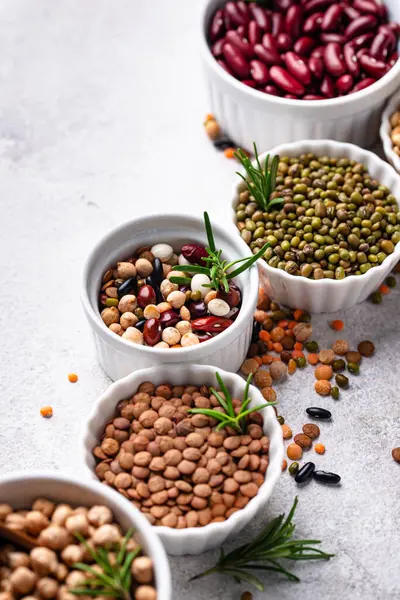 Çeşitli baklagillerin karışımı. Fasulye, mercimek, soya fasulyesi, bezelye ve nohut.