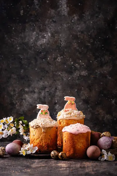 Ortodoks Hıristiyan Paskalya pastası kulich ve yumurta