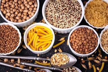 Glütensiz mısır gevreği ve inleme. Pirinç, karabuğday, mercimek, nohut ve kinoa.