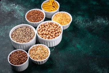 Glütensiz mısır gevreği ve inleme. Pirinç, karabuğday, mercimek, nohut ve kinoa.